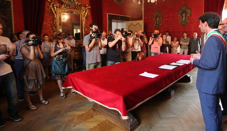 Ritieni giusto che le coppie gay possano sposarsi nelle stesse sale del Comune che ospitano i matrimoni tra uomo e donna?