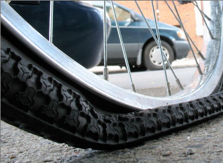 Puntine da disegno sulla strada, gomme forate