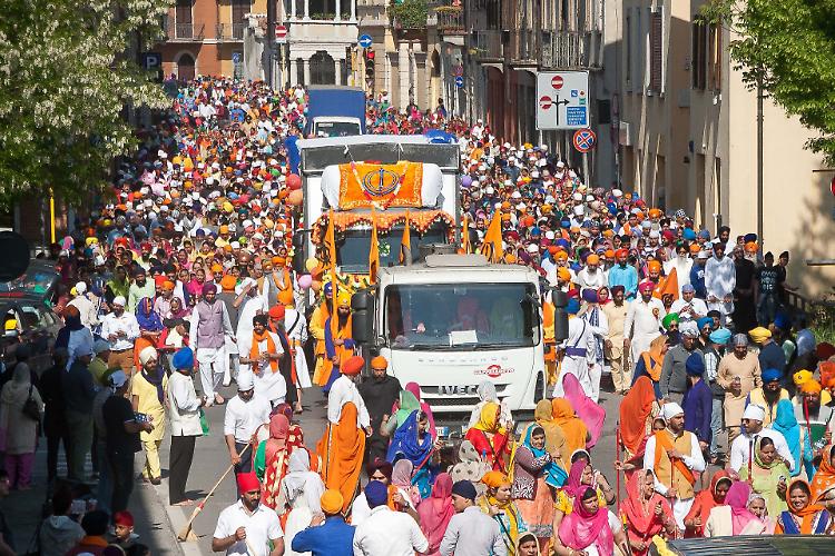 Festa di Primavera, Sikh: tripudio di colori, musica e preghiera