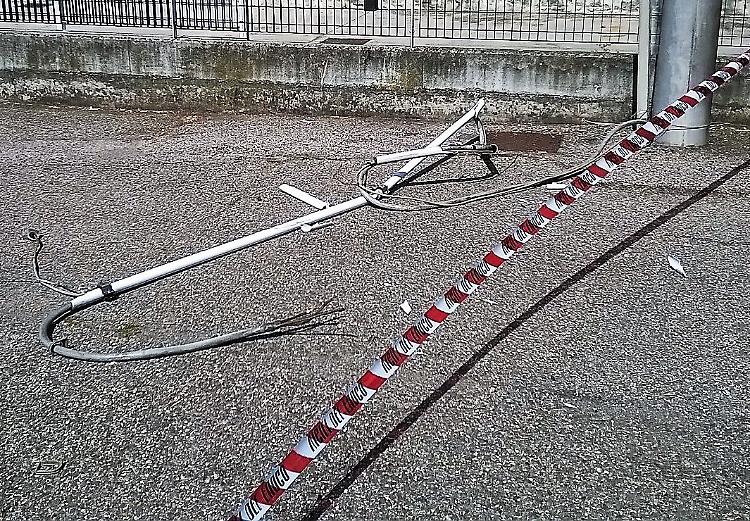 Trattore trancia cavo elettrico che piomba su un camion: paura