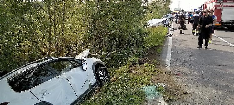 Schianto tra auto, tutte nel fosso: tre feriti