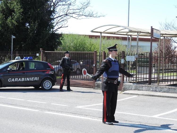 Truffano un'anziana e le fanno commettere un reato