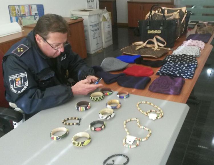 Venditori abusivi al mercato: sequestrata la merce