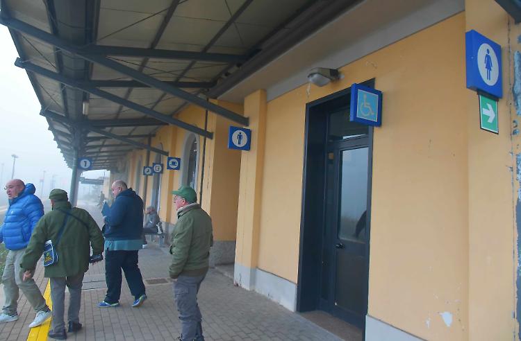 Atti vandalici, treno soppresso e ira dei pendolari
