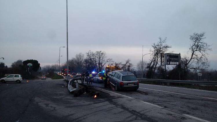 Incidente, caccia all'automobilista fuggito