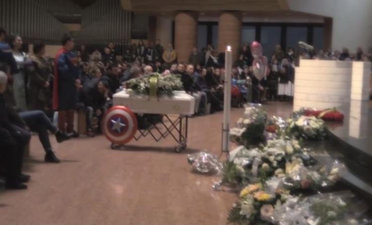 Palloncini e peluche per l'ultimo saluto a Bea  