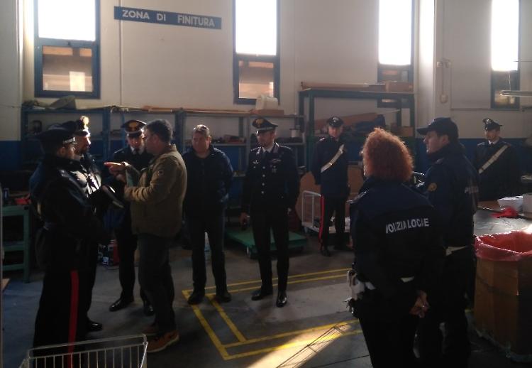 Aziende tessili cinesi al setaccio, trovato clandestino lavoratore in nero