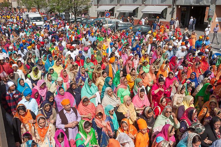 Gli indiani Sikh sfilano per la Festa di primavera