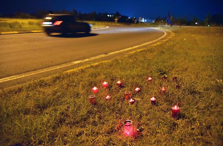 'Guerra' dei lumini sulla rotatoria verso il fiume