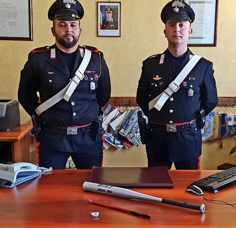 Controlli dei carabinieri: un 18enne denunciato per porto d'armi e 4 giovani segnalati per possesso di stupefacenti