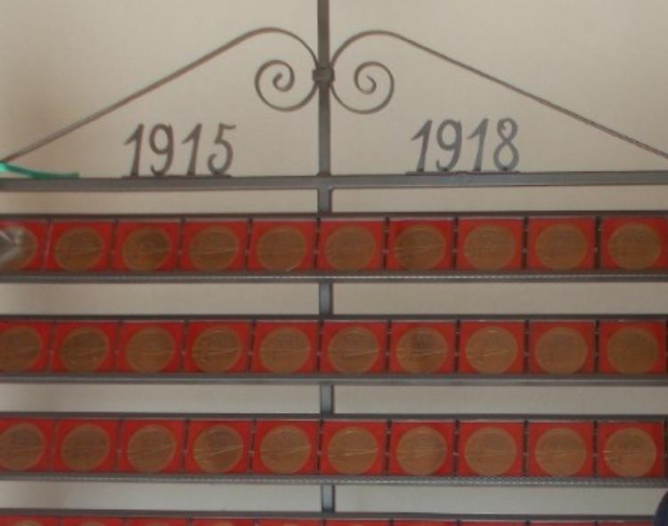 La medaglia che divide, consegna agli eredi: scontro