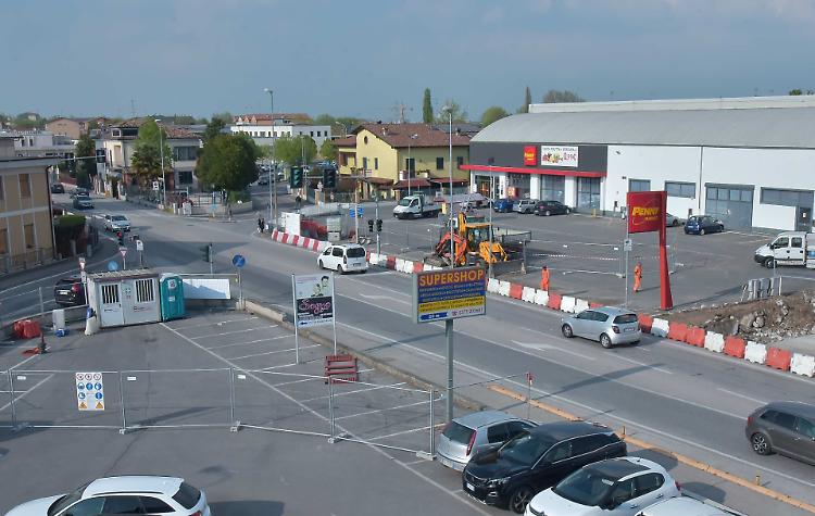 Caos viabilit&agrave;, finalmente arriva il rond&ograve; sull'Asolana