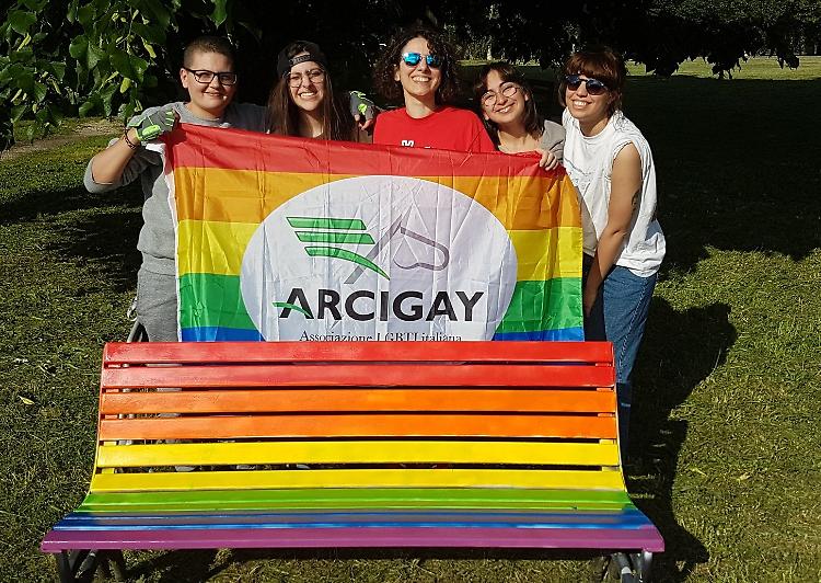 Una panchina arcobaleno per la Giornata Internazionale contro l&rsquo;omofobia