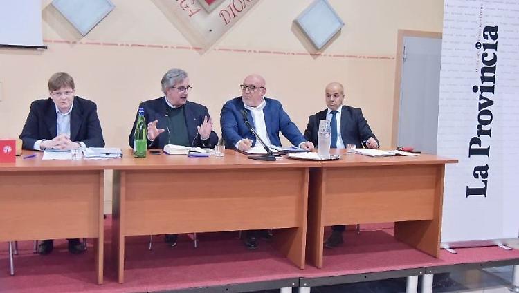 La politica che appassiona, folla all'incontro tra i candidati