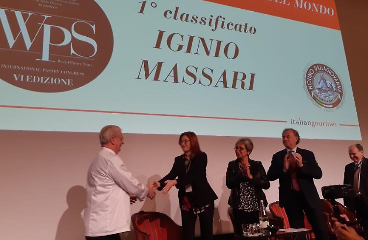 Il riconoscimento al maestro Iginio Massari