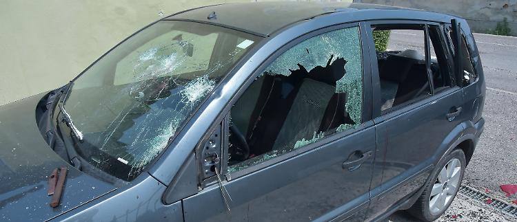 Distrugge l&rsquo;auto dell&rsquo;ex moglie e si ferisce