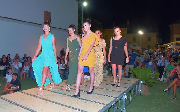 Vicoboneghisio, sfilata di moda in memoria della maestra Rosi