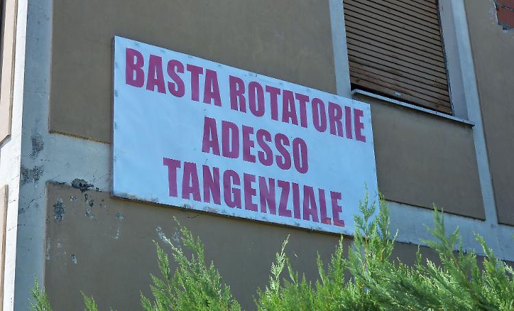Cartelloni di protesta sulla rotatoria 