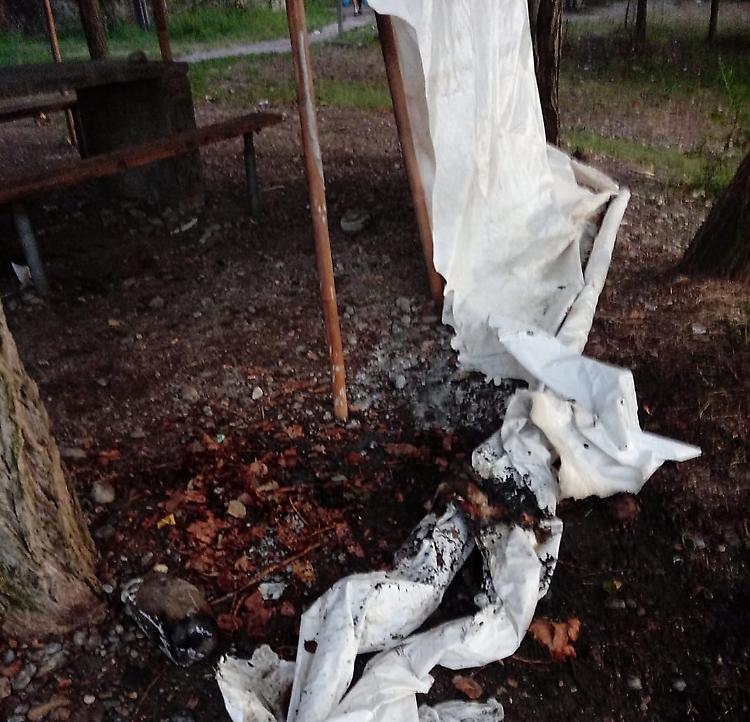 Incendio doloso, marito e moglie spengono le fiamme