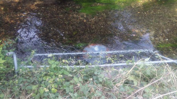 Getta i segnali di pericolo e le transenne nel fosso, ciclista 50enne scoperto e denunciato