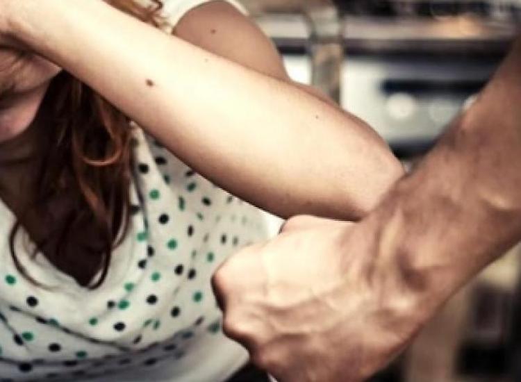 Urla e schiaffi nei confronti della compagna, arrestato 53enne