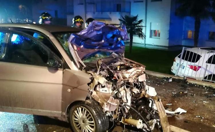 Frontale nel ritorno a casa: grave la madre, sollievo per i figli