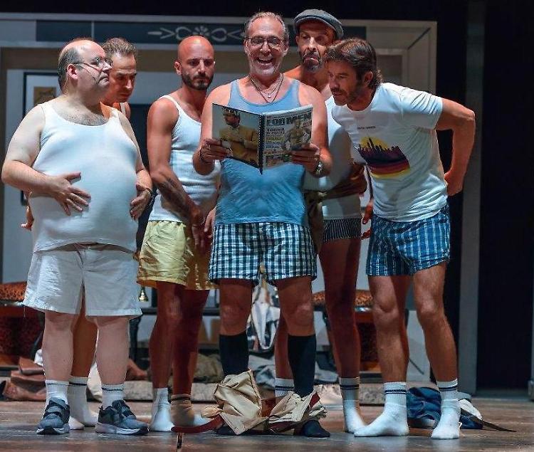 Che festa con i disoccupati che fanno lo strip