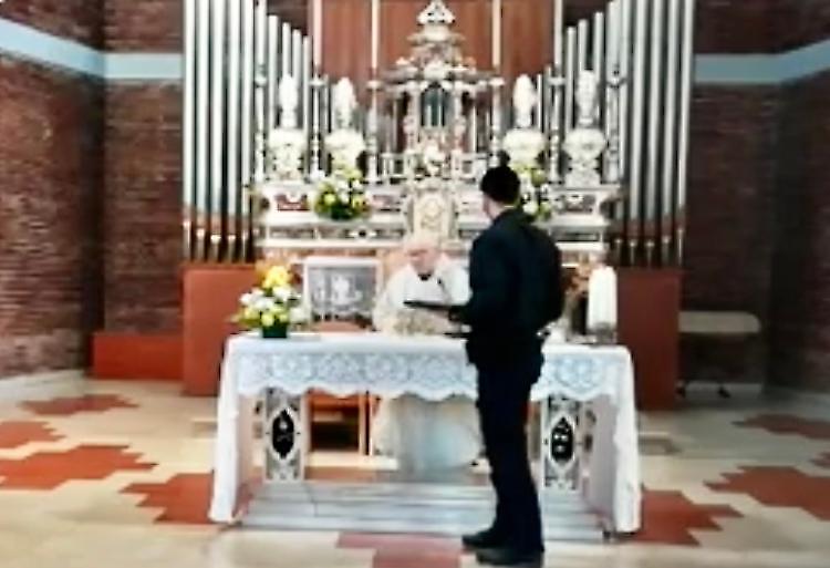 Don Lino: &laquo;Gesto sacrilego contro la casa di Dio, digiunate con me&raquo;