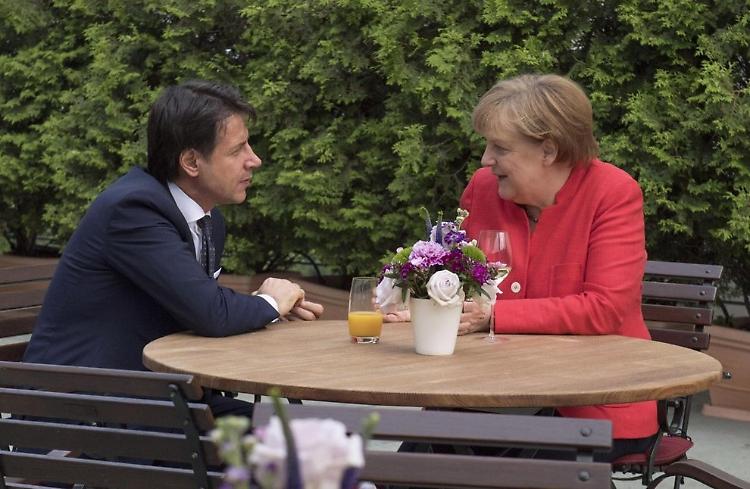 Ue: colloquio telefonico tra Conte e Merkel 