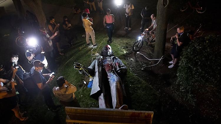 Floyd: Usa, abbattuta e bruciata statua generale confederato