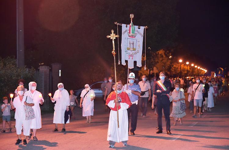 FOTO Processione dell'Assunta, fede e devozione pi&ugrave; forti del Coronavir