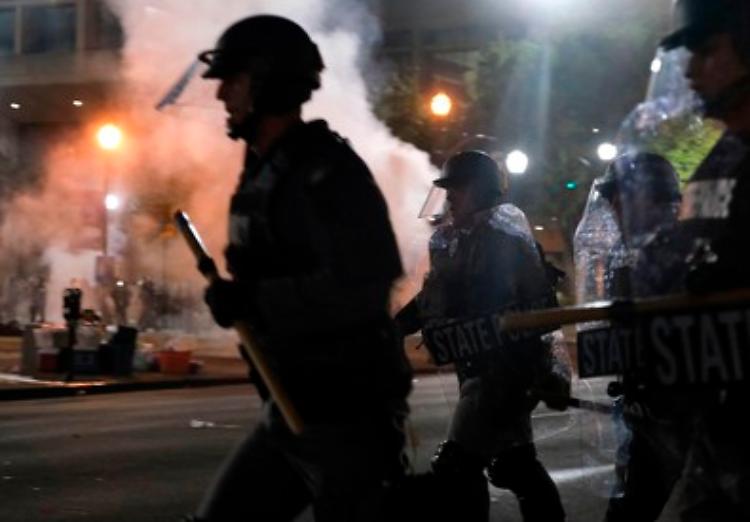 Breonna Taylor: violenta rivolta a Louisville, spari contro gli agenti, 2 feriti