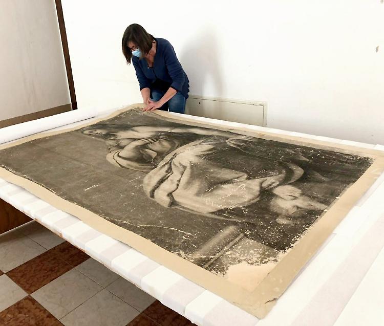 Opera da salvare: restauratrice in azione