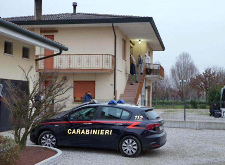 Uccide i due figli a coltellate e si suicida