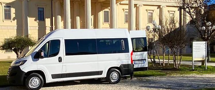 Anziana ospite dona pulmino per disabili