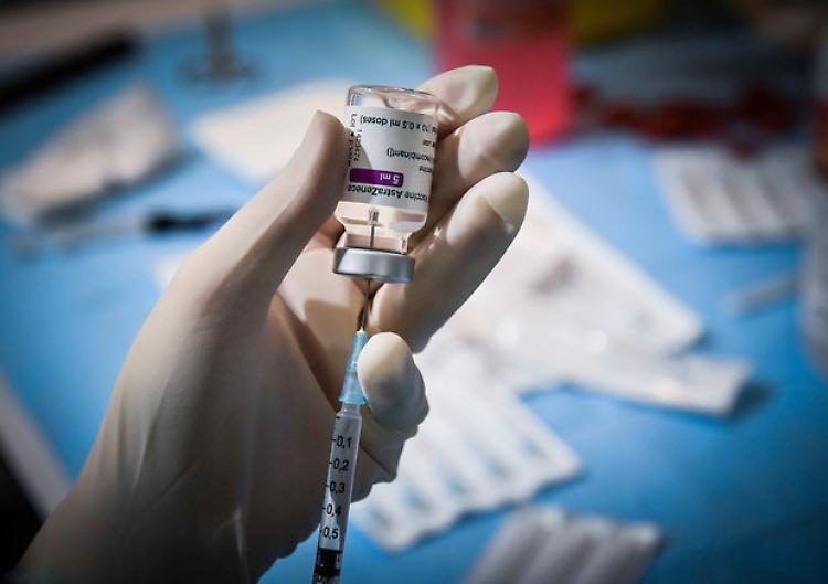 AstraZeneca agli over 80 sani? La Lombardia apre