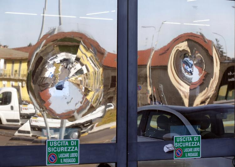 Sorpreso a rubare si &laquo;vendica&raquo; contro le vetrate