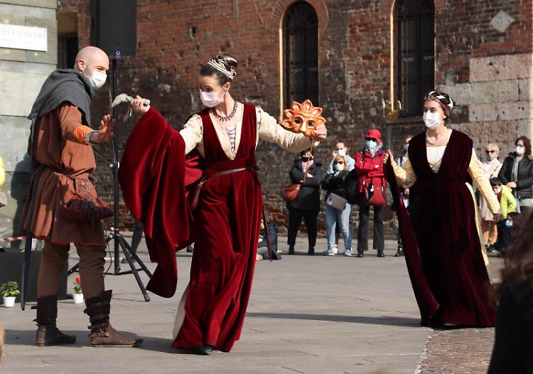 FOTO «Il teatro è vivo»: città-palcoscenico con Scintille d'Arte