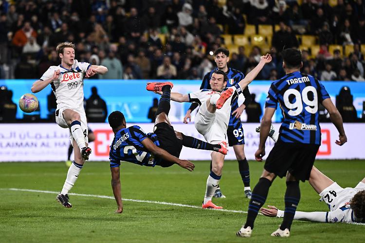 Inter in finale di Supercoppa, Dumfries piega l'Atalanta
