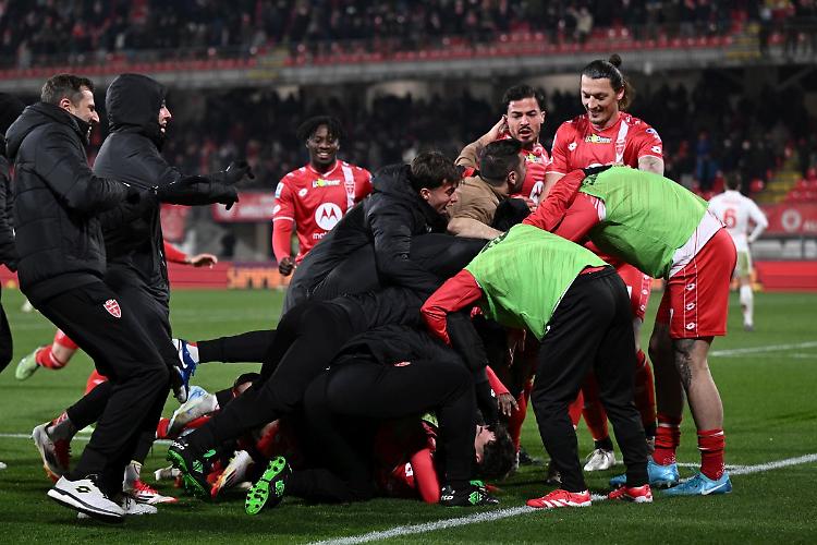 Il Monza torna a vincere, Fiorentina ko e sempre pi&ugrave; in crisi