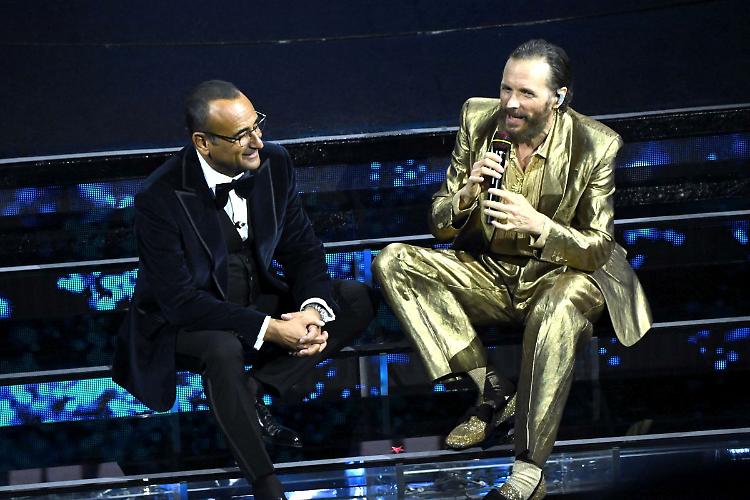 Sanremo, Jovanotti travolge l'Ariston "Felice, festival speciale"