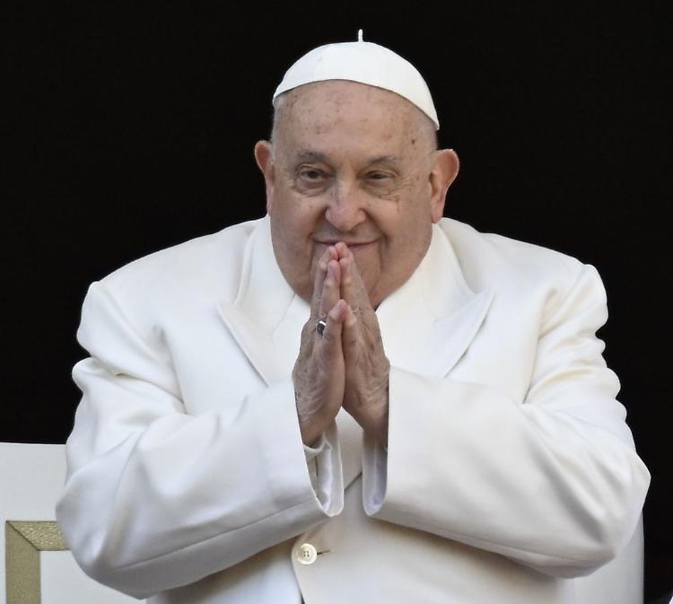 Condizioni stazionarie per Papa Francesco. Terapie, preghiera e riposo