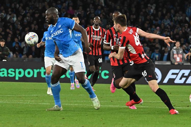 Il Napoli piega il Milan 2-1 e resta a -3 dall'Inter