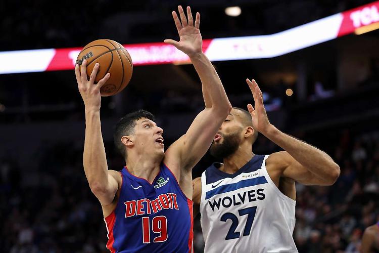 Sconfitta con maxi-rissa per Detroit, solo 3 punti per Fontecchio