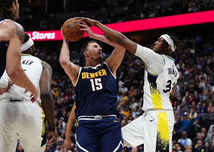 Curry sbatte sul muro di Houston, Jokic fenomeno ma Denver va ko
