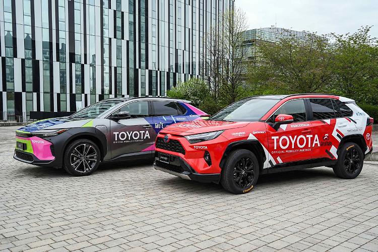 Consegnate a Milano le vetture Toyota per il Giro d'Italia 2025
