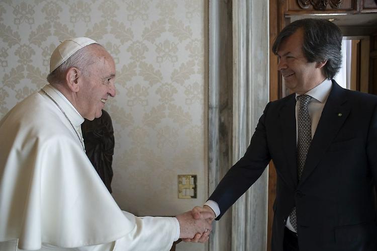 Intesa Sanpaolo, cordoglio per scomparsa Papa Francesco "Guida luminosa"