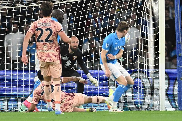 McTominay affonda il Torino, il Napoli &egrave; da solo in vetta