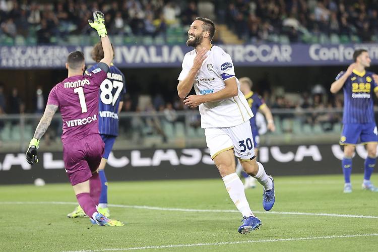 Colpo salvezza Cagliari, battuto 2-0 il Verona al "Bentegodi"