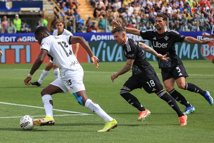 Quinta vittoria di fila per il Como, a Parma decide Strefezza